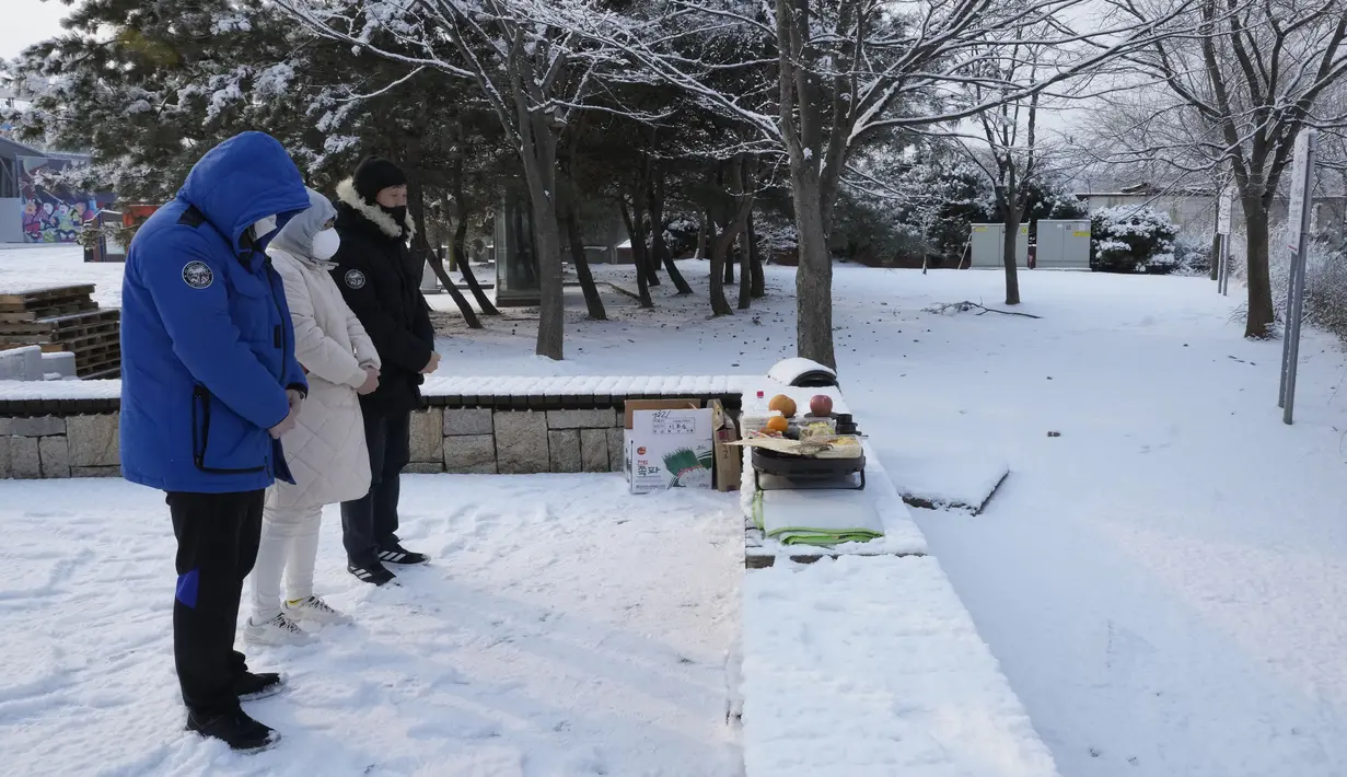 Pengungsi Korea Utara dan anggota keluarga mereka berdoa untuk leluhur mereka saat mengunjungi Paviliun Imjingak dekat perbatasan dengan Korea Utara, untuk merayakan Tahun Baru Imlek di Paju, Korea Selatan, Selasa (1/2/2022). (AP Photo/Ahn Young-joon)