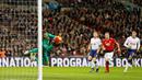 Kiper Manchester United, David de Gea, menangkap bola saat melawan Tottenham Hotspur pada laga Liga Inggris di Stadion Wembley (13/1/2019). (AFP/Ian Kington)