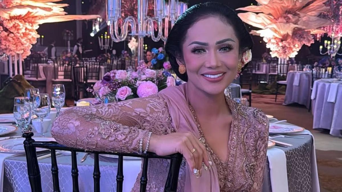 Model Kebaya Kris Dayanti Warna Pink Keunguan yang Elegan di Usia 50 Tahun