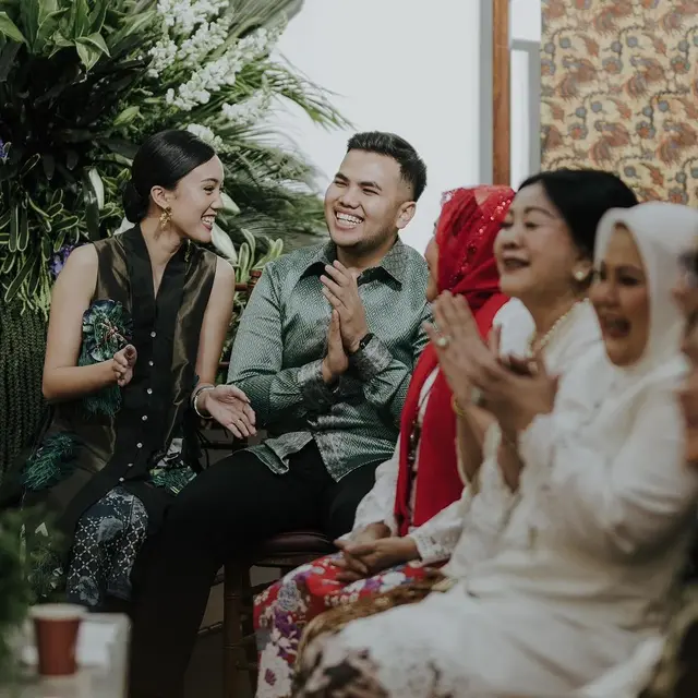 6 Pesona Nabila Putri Sulung Tora Sudiro Resmi Tunangan setelah 9 Tahun Pacaran, Tampil Menawan Dibalut Kebaya Modern