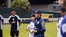 Pelatih kepala Timnas Indonesia, Shin Tae-yong memberikan instruksi kepada para pemain saat melakukan latihan menjelang Kualifikasi Piala Dunia 2024 melawan Bahrain di Hamad Town Youth & Sports Ground, Minggu, 6 Oktober 2024. (Dok. PSSI)