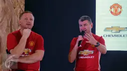 Legenda Manchester United David May (kiri) dan Denis Irwin menjawab pertanyaan jelang pemberian hadiah Chevrolet Fan Club 2017 di Jakarta, Jumat (17/3). Empat pemenang berhak hadiah perjalanan ke Stadion Old Trafford. (Liputan6.com/Helmi Fithriansyah)