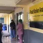 Bupati Bone Bolango (Bonebol) Hamim Pou saat menjenguk pasien tumor di RSUP Kandou Manado (Arfandi/Liputan6.com)