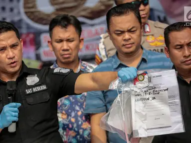 Kasat Reskrim Polres Metro Jakarta Barat, AKBP Edy Suranta Sitepu menunjukan barang bukti saat rilis  terkait kasus pengeroyokan dan premanisme di Polres Jakarta Barat, Jumat (23/11). (Liputan6.com/Faizal Fanani)