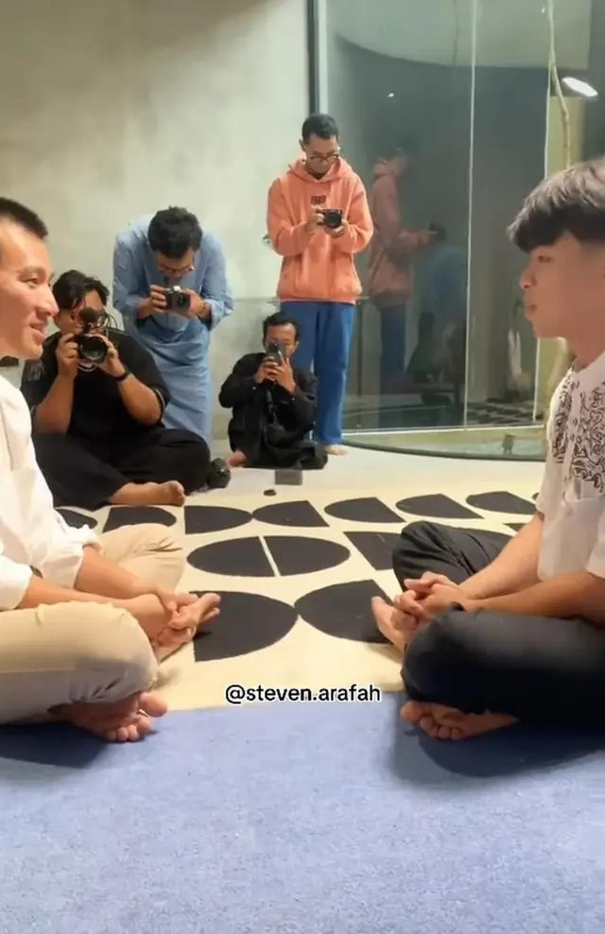 7 Potret Steven Wongso Resmi Mualaf, Syahadat Dibimbing Ustaz Felix Siauw