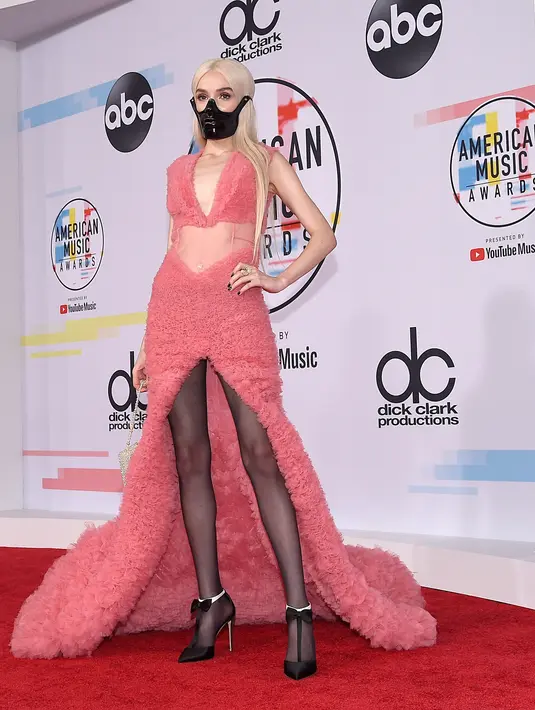 Penyanyi muda, Poppy menghadiri ajang penghargaan American Music Awards 2018 di Microsoft Theater, Los Angeles, Selasa (9/10). Poppy memadankan penampilannya dengan stiletto dan tatanan rambut simpel. (KEVORK DJANSEZIAN/GETTY IMAGES/AFP)