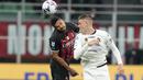 Penyerang AC Milan, Junior Messias berebut bola dengan pemain Spezia, Emil Holm dalam pertandingan lanjutan Liga Serie A Italia di stadion San Siro, di Milan, Italia, Minggu (6/11/2022). Kemenengan ini membuat AC Milan terus menempel Napoli dengan 29 poin di posisi kedua klasemen Serie A, berjarak enam poin. (AP Photo /Antonio Calanni)