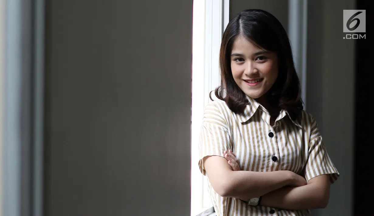 Penyanyi Ashira Zamita tersenyum saat pemotretan di kantor KLY, Gondagdia, Jakarta, Senin (1/10). Ashira Zamita merupakan artis cilik wanita yang pernah bermain di sinetron Cinta Fitri. (Liputan6.com/Herman Zakharia)