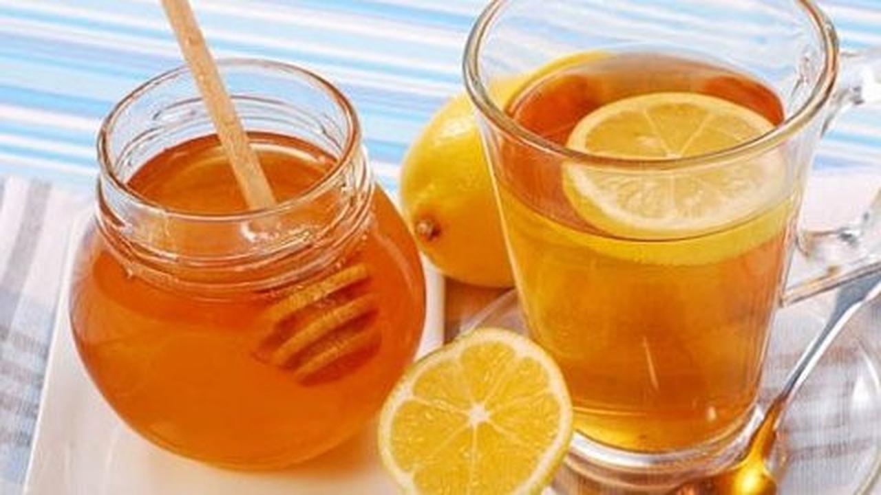 Minum teh lemon madu
