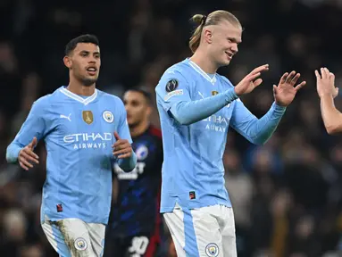 Penyerang Manchester City, Erling Haaland (tengah) merayakan dengan rekan setimnya setelah mencetak gol ketiga mereka selama pertandingan sepak bola leg kedua babak 16 besar Liga Champions 2023/2024 melawan FC Copenhagen di Stadion Etihad, Manchester, Inggris, pada 6 Maret 2024. (Paul ELLIS/AFP)