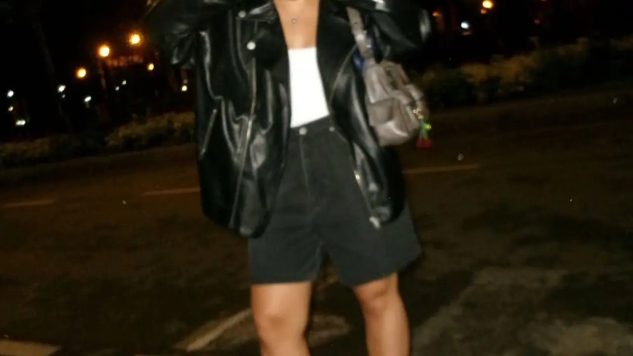 Gaya Edgy Shaloom Razade dalam Jaket Kulit Oversized dan Sneakerina, Simpel dan Modern