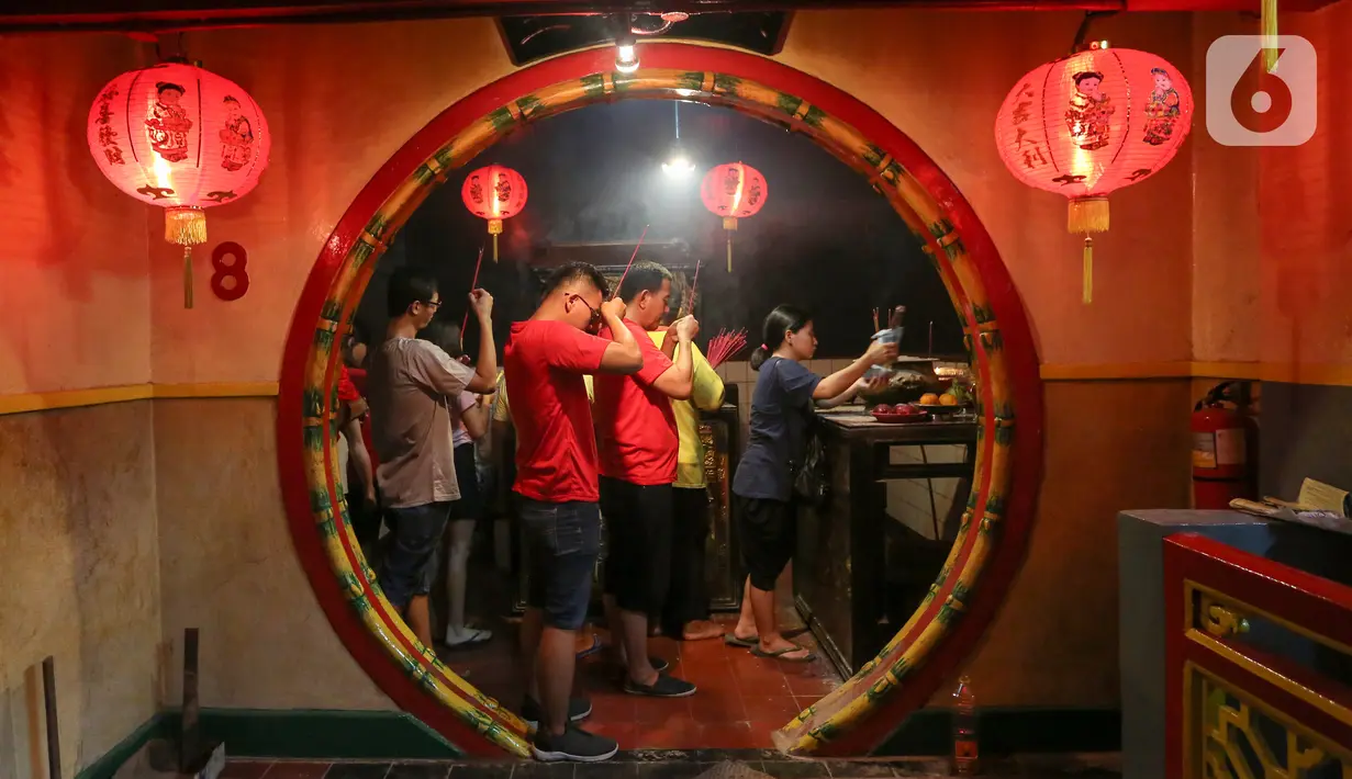 Warga keturunan Tionghoa bersembahyang pada malam perayaan Tahun Baru Imlek 2571 di Vihara Boen Tek Bio, Pasar Lama, Tangerang, Jumat (24/1/2020). Tahun Baru Imlek 2571 digunakan warga keturunan Tionghoa untuk memanjatkan doa yang baik. (Liputan6.com/Fery Pradolo)