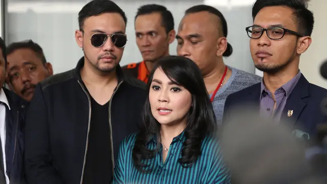 [Bintang] Tessa Kaunang dan Sandy Tumiwa