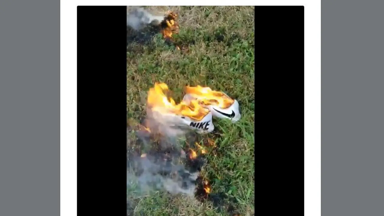 Sepatu Nike dibakar