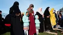 Wanita muslim melaksanakan melaksanakan salat Idul Adha di Taman Bensonhurst di wilayah Brooklyn di New York (1/9). Umat Muslim di seluruh dunia merayakan Hari RayaIdul Adha. (AP Photo / Mark Lennihan)