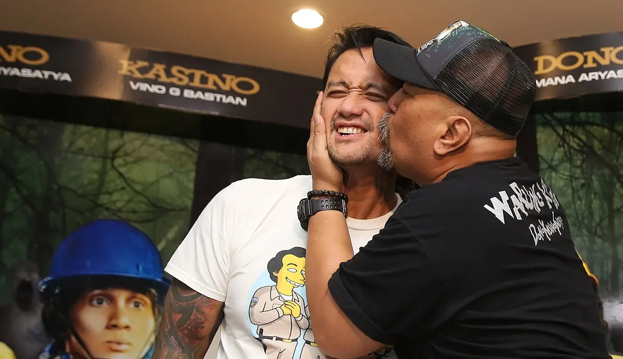 "Tadi saya disambut Abimana. Ngobrol sama dia, sama Om Indro juga dia menitikan air mata, dia peluk saya, berasa dipeluk ibu saya. Sama Vino juga, yang mau nampol saya ya Vino dan om Indro haha,” ujar Tora. (Bambang E.Ros/Bintang.com)