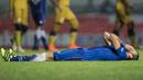 Pemain Persib, Vladimir Vujovic, terjatuh saat duel dengan pemain Barito Putera pada laga TSC 2016 di Stadion Pakansari, Bogor, Jawa Barat, Sabtu (13/8/2016). Persib menang 2-0 atas Barito Putera. (Bola.com/Vitalis Yogi Trisna)