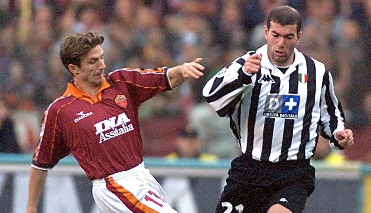 Zinedine Zidane - Zidane muncul sebagai satu di antara playmaker hebat menjelang akhir 1990-an. Pemain asal Prancis ini bermain di kompetisi Serie A bersama Juventus pada tahun 1996. (AFP/Gerard Julien)