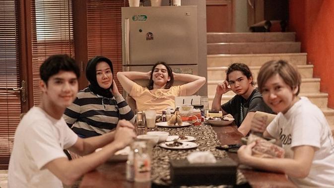Maia kumpul bareng kelima anaknya saat sahur.  (Sumber: Instagram/@maiaestiantyreal)