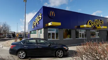 Restoran khusus drive-thru CosMc pertama terlihat di Bolingbrook, Illinois pada 9 Desember 2023. (KAMIL KRZACZYNSKI / AFP)