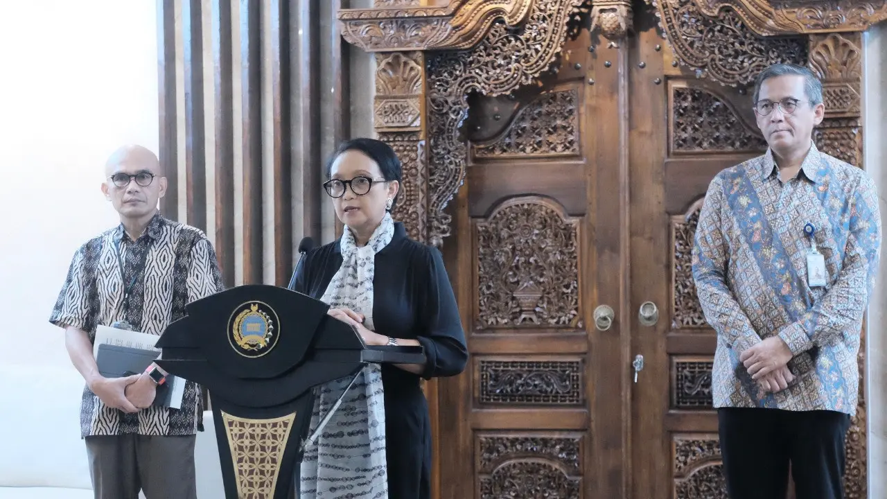 Menteri Luar Negeri Retno Marsudi menyampaikan bahwa pemerintah Indonesia terus mencermati laporan dari WHO mengenai perkembangan penyebaran COVID-19 (Kemlu RI)