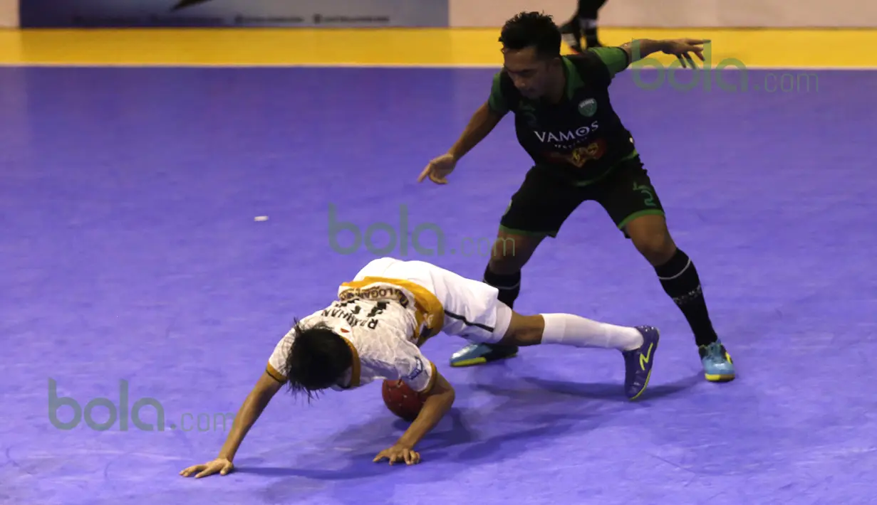 Perebutan bola antara pemain Vamos Mataram (kanan) dengan pemain Antam Jakarta dalam laga Seri III Grup B Wilayah Timur Pro Futsal League 2016 di GOR 17 Desember, Mataram, NTB, Minggu (13/3/2016). (Bola.com/Arief Bagus)