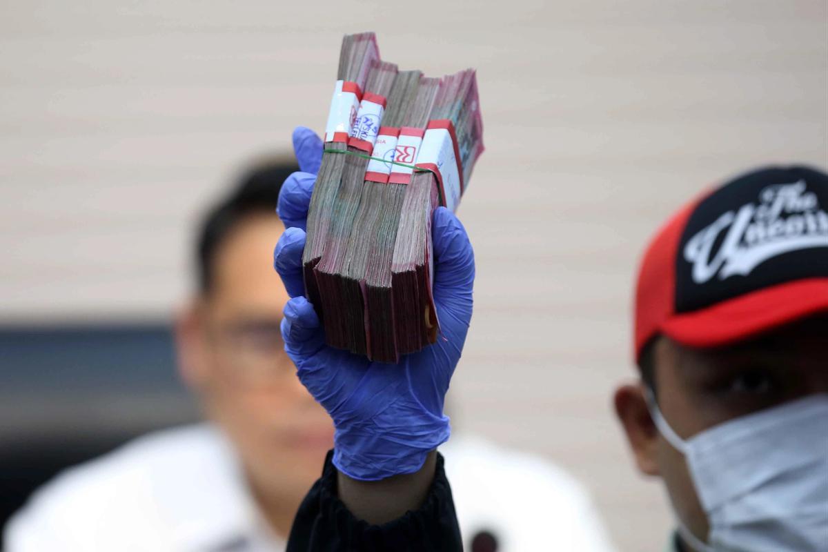 FOTO: FOTO KPK Tunjukkan Barang Bukti Uang 850 Juta Hasil OTT Ketua PN Depok