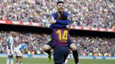 Striker Barcelona, Lionel Messi, bersama Malcom merayakan gol yang dicetaknya ke gawang Espanyol pada laga La Liga di Stadion Camp Nou, Sabtu (30/3). Barcelona menang 2-0 atas Espanyol. (AP/Manu Fernandez)