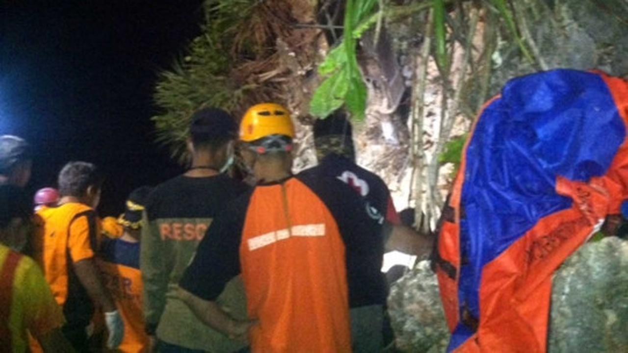 Kerja keras Tim SAR evakuasi korban longsor di Pantai Sadranan