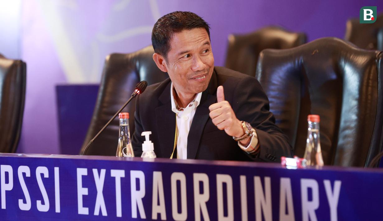 <p>Sekjen PSSI 2021-2023 Yunus Nusi, memberi keterangan pers usai Kongres Luar Biasa (KLB) PSSI di Hotel Shangri-La, Jakarta Pusat, Kamis (16/2/2023). Yunus Nusi mundur sebagai Sekjen periode 2023-2027. (Bola.com/M Iqbal Ichsan)</p>