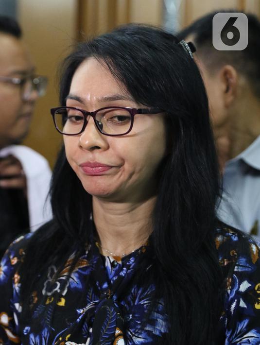 Terdakwa dugaan suap revitalisasi dua pasar di Kabupaten Kepulauan Talaud TA 2019, Sri Wahyumi Maria Manalip usai menjalani sidang tuntutan di Pengadilan Tipikor, Jakarta, Senin (18/11/2019). Sri Wahyumi dituntut hukuman tujuh tahun penjara dan denda Rp 500 juta. (Liputan6.com/Helmi Fithriansyah)