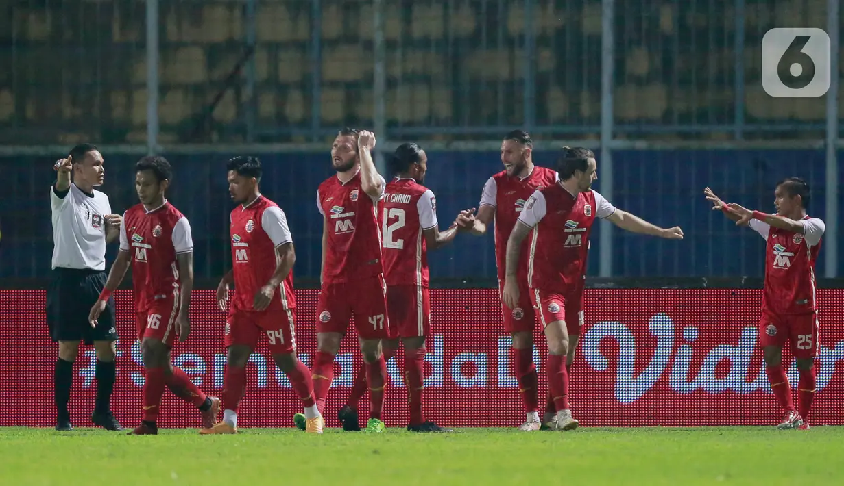 Para pemain Persija Jakarta merayakan gol yang dicetak oleh Marko Simic ke gawang Barito Putera pada laga perempat final Piala Menpora 2021 di Stadion Kanjuruhan, Malang, Sabtu (10/4/2021). Persija Jakarta menang dengan skor 1-0. (Bola.com/Arief Bagus)