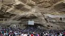  Ribuan kaum Kristen Koptik Ortodoks saat menghadiri acara Minggu Palma di Biara Samaan, gunung Mokattam, Kairo , Mesir , (24/4).  Uniknya dari tempat ibadah ini yaitu yang bangunannya yang tersambung dengan gunung. (REUTERS / Amr Abdallah Dalsh)