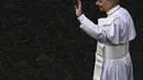 Ia memulai hari pertamanya sebagai Paus dengan menggelar misa di Kapel Sistina, Vatikan. (Filippo MONTEFORTE/AFP)