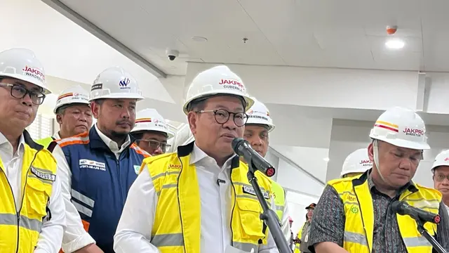 Gubernur DKI Jakarta Pramono Anung di Stasiun LRT Rawamangun, Jakarta Timur, Selasa (14/7/2026). (Liputan6.com/Winda Nelfira)