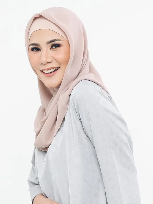 Potret Cynthia Ramlan dalam balutan hijab