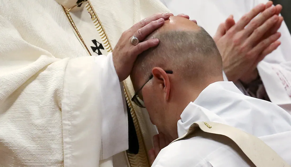 Paus Francis menahbiskan seorang imam baru di Basilika Santo Petrus, Vatikan, 17 April, 2016. Prosesi tersebut berjalan sakral dan khidmat.  (REUTERS / Alessandro Bianchi)