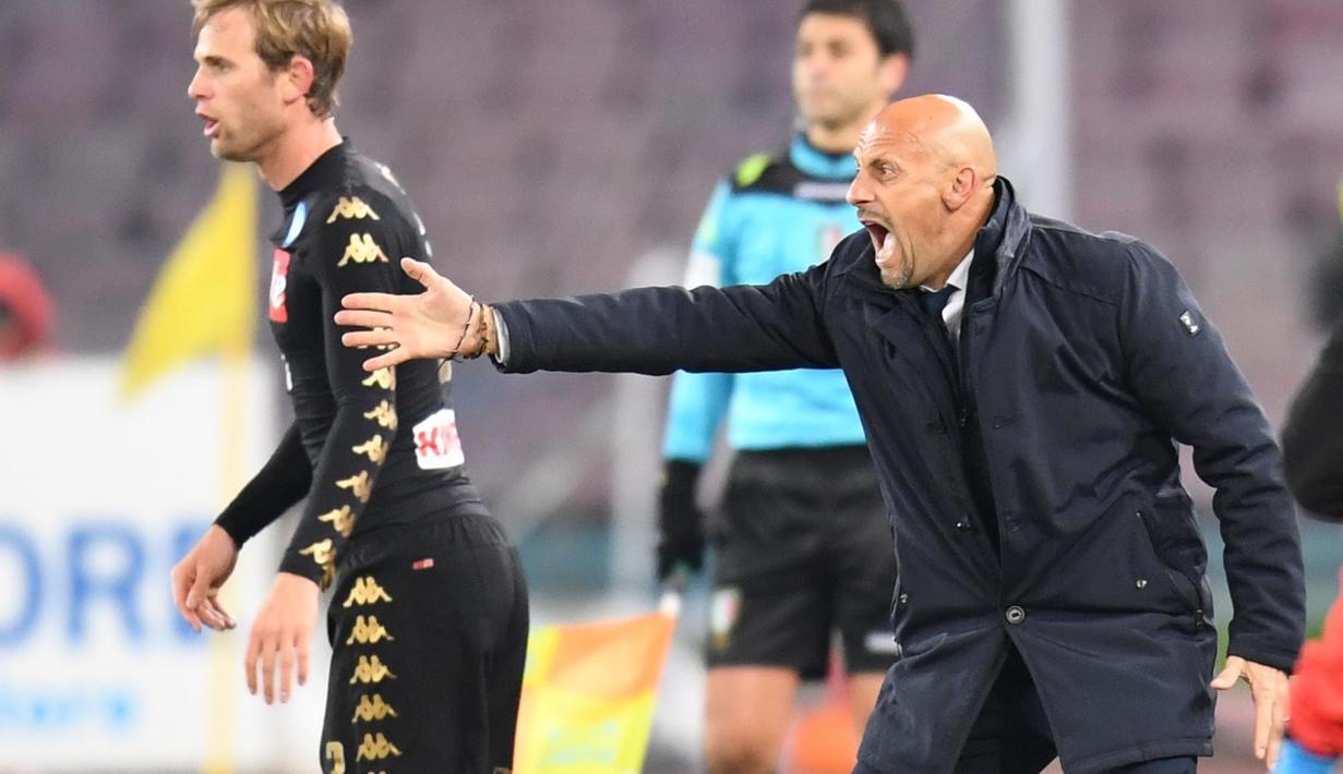 Ekspresi pelatih Spezia, Domenico Di Carlo saat memberikan instruksi kepada anak asuhnya saat melawan Napoli pada laga Piala Italia di San Paolo stadium, Naples (10/1/2017). Napoli menang 3-1. (EPA/Ciro Fusco)
