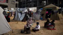 Muwasi dinilai jadi tempat yang aman bagi warga Gaza untuk mengungsi dari serangan Israel. Namun, kota kecil di pinggiran pantai di Gaza ini kini semakin penuh sesak. (AP Photo/Fatima Shbair)