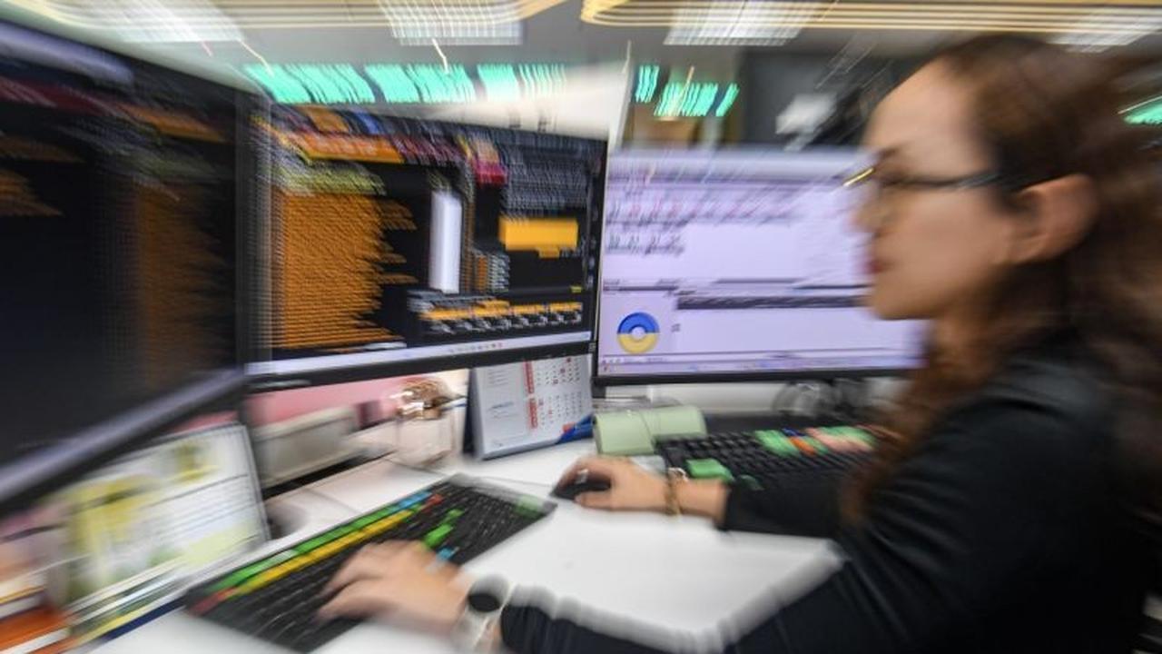 IHSG Ditutup Menguat Tipis, Investor 'Wait and See' Data Ekonomi Penting Pekan Depan