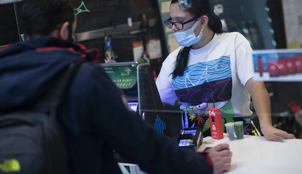 Pelanggan membeli ganja yang dijual bebas di toko Weed World di New York (31/3/2021). Parlemen New York mengesahkan undang-undang untuk melegalkan ganja bagi orang dewasa. (AFP/Kena Betancur)