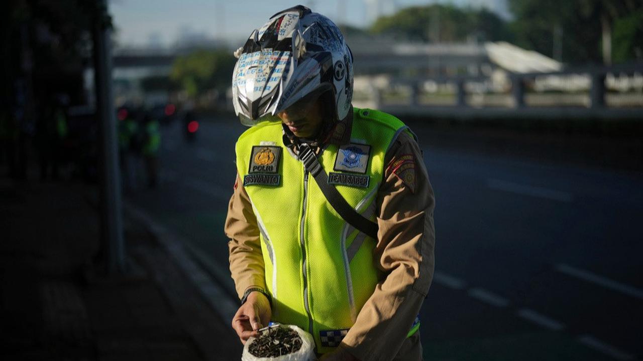 Aksi Tim Saber bersihkan paku di jalanan Jakarta