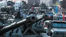 Kendaraan militer Rusia berada di jalan saat latihan untuk parade militer Hari Kemenangan di Moskow, Rusia (3/5). Latihan ini untuk persiapan pawai merayakan 71 tahun kemenangan Rusia dalam Perang Dunia II. (AP Photo / Pavel Golovkin)