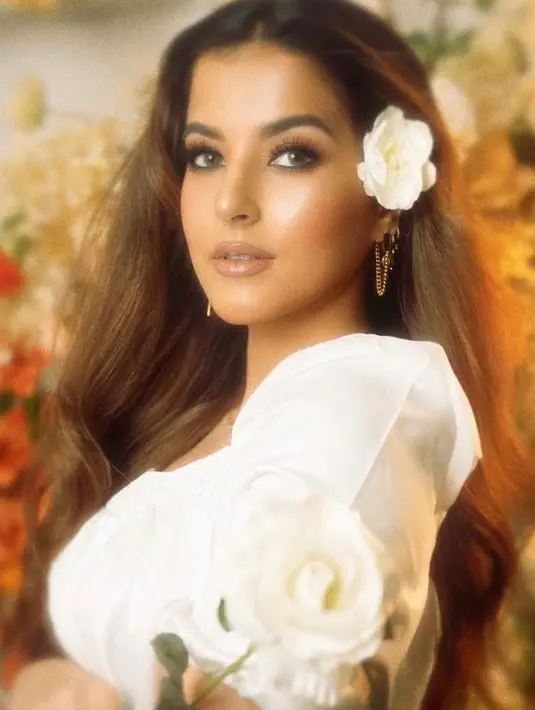 Ajak para followers-nya bernostalgia, baru-baru ini Tasya Farasya me-recreate look Rosalinda yang sangat ikonik. (Instagram/tasyafarasya).