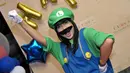 Ditemui di kawasan Pancoran, Jakarta, Fitri Tropica berdandan ala tokoh game terkenal, Super Mario Bros dan Luigi, Selasa(22/7/14). (Liputan6.com/Panji Diksana)