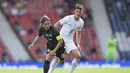 Gelandang Kroasia, Luka Modric membawa bola dari kawalan gelandang Republik Ceko, Patrik Schick pada pertandingan grup D Euro 2020 di stadion Hampden Park di Glasgow, Jumat (18/6/2021). Kroasia belum beranjak dari posisi ketiga dengan satu poin. (Paul Ellis, Pool via AP)