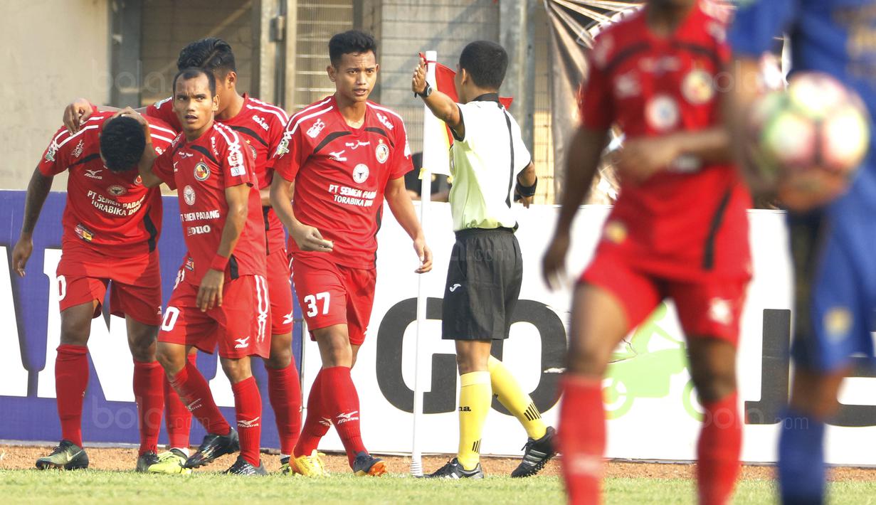 Para pemain Semen Padang merayakan Gol yang dicetak oleh Vendry Mofu ke gawang Persib pada laga Liga 1 Indonesia di Stadion Si Jalak Harupat, Bandung, Sabtu, (9/9/2017). Persib ditahan imbang 2-2 oleh Semen Padang. (Bola.com/M Iqbal Ichsan)