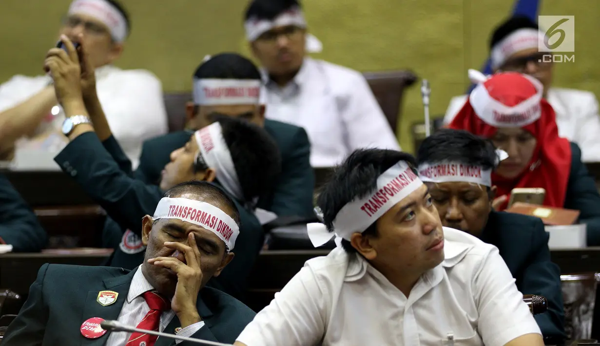 Anggota IDI mengikuti RDPU dengan Badan Legislasi DPR di Senayan, Jakarta, Senin (2/4). Dalam kesempatan itu IDI meminta Baleg DPR menrevisi UU Pendidikan Kedokteran dan Joint Statement IDI, PDGI, AIPKI, AFDOKGI dan ARSPI (Liputan6.com/JohanTallo)