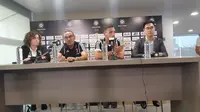 Sesi konferensi pers Juventus bersama Maurizio Sarri dan Mattai De Sciglio. (Bola.com/Aditya Wicaksono)