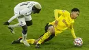 Gelandang Borussia Dortmund, Jude Bellingham, berebut bola dengan gelandang Club Brugge, Krepin Diatta, pada laga lanjutan Liga Champions di Signal Iduna Park, Rabu (25/11/2020) dini hari WIB. Borussia Dortmund menang 3-0 atas Club Brugge. (AFP/Leon Kuegeler/pool)